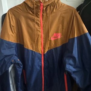 Nike Windrunner XL small snag above logo